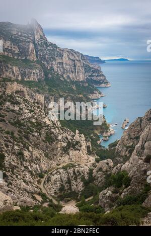 Vue aérienne de la Calanque de Sugiton, fjord près de Marseille dans le sud de la France, dans le Parc National des Calanques, vue depuis la terrasse d'observation. Banque D'Images