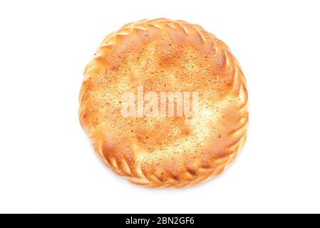 Fermer la tarte maison, vue de dessus, isolé sur fond blanc, pâtisserie fraîche au sésame Banque D'Images