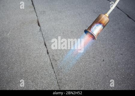 Buse de combustion d'une grande torche à gaz Banque D'Images