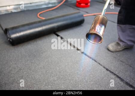 Feutre de couverture de bitume et lampe à gaz à combustion Banque D'Images