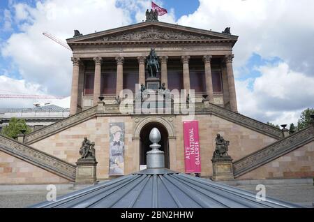Berlin, Allemagne. 12 mai 2020. Vue sur l'entrée de l'Alte Nationalgalerie. À compter d'aujourd'hui, de nombreux musées d'État sont de nouveau ouverts. Credit: Jörg Carstensen/dpa/Alay Live News Banque D'Images