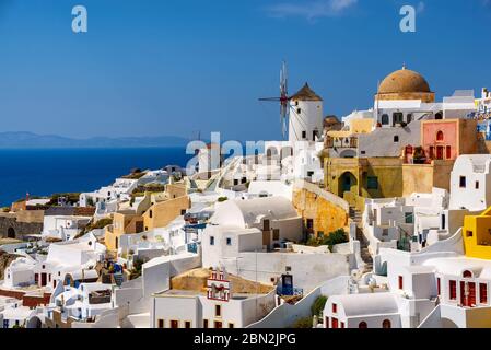 Vue sur Oia le plus beau village de l'île de Santorin en Grèce pendant l'été. Banque D'Images