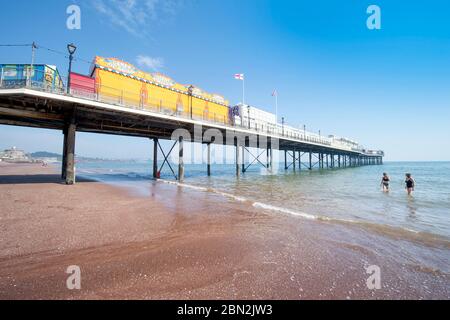 Deux nageurs tôt le matin sur la plage déserte proche de Paignton, Royaume-Uni Banque D'Images