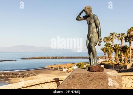 Statue de Javier Perez Ramos au point de vue surplombant la plage Playa del Duque, Costa Adeje, Tenerife, Iles Canaries, Espagne Banque D'Images