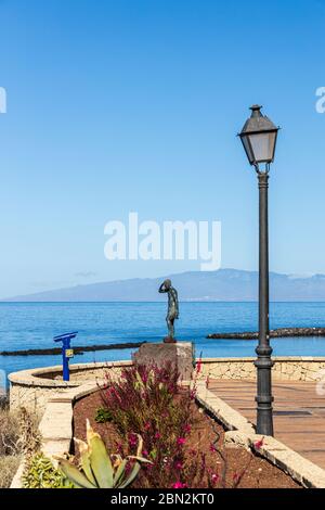 Statue de Javier Perez Ramos au point de vue surplombant la plage Playa del Duque, Costa Adeje, Tenerife, Iles Canaries, Espagne Banque D'Images