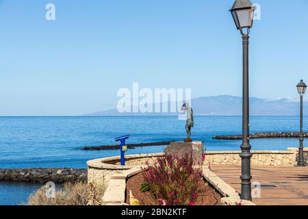 Statue de Javier Perez Ramos au point de vue surplombant la plage Playa del Duque, Costa Adeje, Tenerife, Iles Canaries, Espagne Banque D'Images