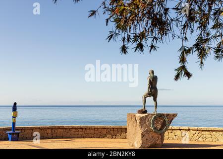 Statue de Javier Perez Ramos au point de vue surplombant la plage Playa del Duque, Costa Adeje, Tenerife, Iles Canaries, Espagne Banque D'Images