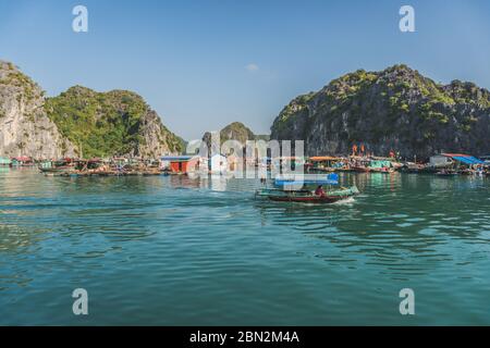 Village de pêche flottant dans la baie d'Ha long. Île Cat Ba, Vietnam Asie. Cat Ba, Vietnam - 5 mars 2020. Banque D'Images