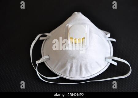 Masque de protection respiratoire, efficace contre les virus de la grippe et le coronavirus. Respirateur de protection avec valve. Banque D'Images