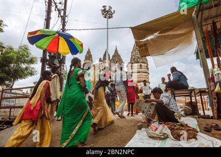 Orcha, Madhya Pradesh, Inde : scène de marché de rue avec Temple Chaturbhuj en arrière-plan. Le temple est un complexe multi-étagé structure mélange tem Banque D'Images