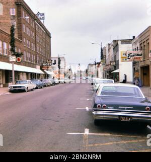 Voitures garées dans une rue de la ville à Portage, WI à la fin de 1966, RAM Hôtel sur la gauche (décorations de Noël sur les lampes) Banque D'Images