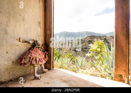 Vieille poupée sale et sans visage debout dans un cadre de fenêtre dans une maison abandonnée dans les montagnes de la Gomera, îles Canaries. Maudit, cassé et mal g Banque D'Images