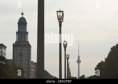 Farnkfurter Tor mit Straßenlaternen der Farnkfurter Allee und Fernsehturm in Berlin Banque D'Images