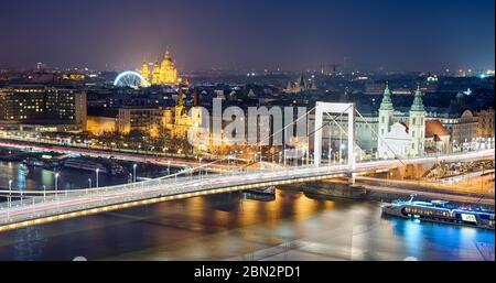 Pont Elisabeth à Budapest de nuit Banque D'Images