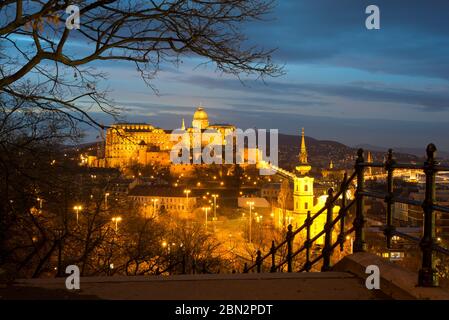Vue nocturne du Palais Royal de Buda depuis la colline de Gellert Banque D'Images