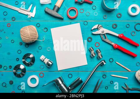 Outils de plomberie et maquette d'ordinateur portable vierge, plan de dessus Banque D'Images