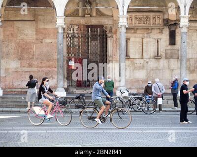 Cremona, Lombardie Italie, 11 mai 2020 - les gens se rencontrent sur la place centrale du duomo du centre pour se réunir pour la première fois et le premier dimanche après c Banque D'Images