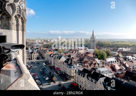 La porte Menin et la place de la ville d'Ypres, Belgique. Le mémorial de la première Guerre mondiale a été conçu par Sir Reginald Blomfield. Pendant la première Guerre mondiale, la ville a été aplatie Banque D'Images