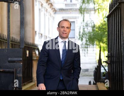Le secrétaire aux Affaires étrangères, Dominic Raab, arrive à Downing Street pour une réunion Covid-19. Banque D'Images