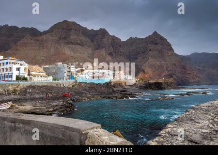 Ponta do sol/Cap-Vert - 12 août 2018 - Port de la ville, falaises et vue sur l'océan sur l'île de Santo Antao Banque D'Images