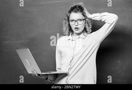 Étudier en ligne. Étudiant de la tige. L'informatique et la programmation. L'école en ligne. Travail à distance. Ordinateur portable enseignant tableau recherche d'informations de fond. Ordinateur portable femme surf internet. Cours en ligne de l'enseignement. Banque D'Images