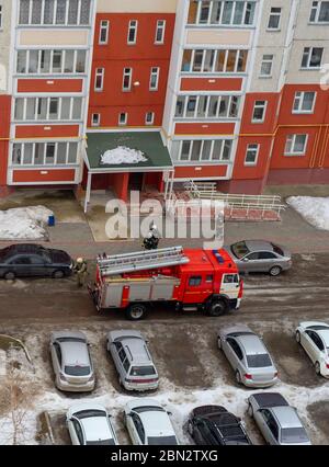 Un feu de cheminée dans la cour d'un immeuble résidentiel de plusieurs étages en hiver. Banque D'Images