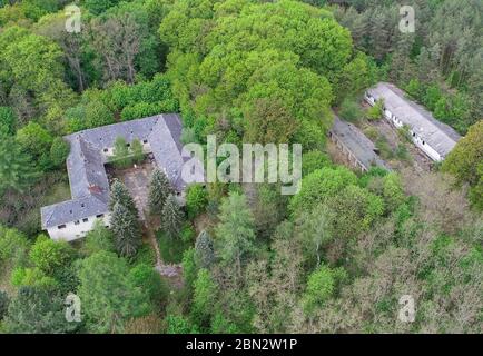 Treppeln, Allemagne. 12 mai 2020. La construction de la maison de l'forestier abandonné (l) et d'autres dépendances (vue aérienne avec un drone). Les moines cisterciens avaient fondé un prieuré dans l'ancien monastère de Neuzelle afin de s'y réinstaller. En attendant, cependant, la "merveille baroque du Brandebourg", qui est bien développée pour le tourisme, est devenue trop agitée pour eux. Un pavillon caché de forestier à proximité pourrait devenir leur nouvelle maison. Credit: Patrick Pleul/dpa-Zentralbild/ZB/dpa/Alay Live News Banque D'Images