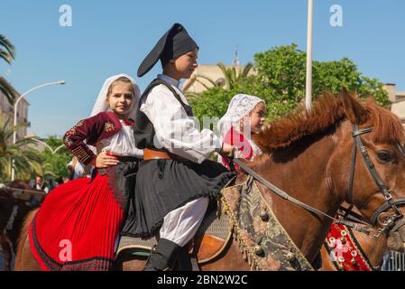 Sardaigne Festival Cavalcata, au festival Cavalcata les enfants sardes en costume local font le tour de leur cheval dans la grande procession à travers Sassari. Banque D'Images