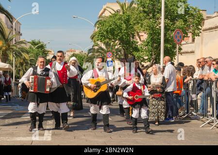 Le festival de la Sardaigne, un groupe de musiciens de la robe traditionnelle sarde participent à la grande procession pendant le festival de Cavalcata à Sassari. Banque D'Images