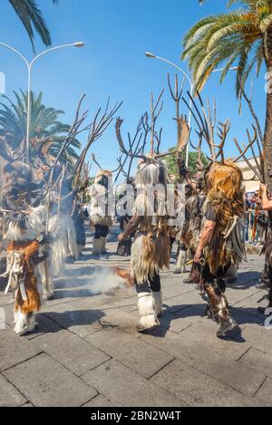 Festival de la Sardaigne Sassari, un groupe de chasseurs vêtus de peaux d'animaux, participer à la grande procession pendant Cavalcata dans Sassari, Sardaigne. Banque D'Images