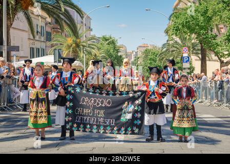 Festival folklorique traditionnel pour enfants, les jeunes en robe sarde traditionnelle participent au festival annuel de Cavalcata à Sassari, en Sardaigne Banque D'Images