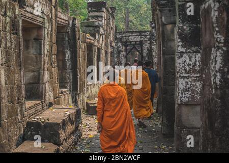 Jeunes Monks bouddhistes marchant dans le Temple dans des robes de Saffron et regardant sur Angkor Wat. Temple Banteay Kdei. Siem Reap, Cambodge - 25 FÉVRIER 2020 Banque D'Images