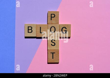 Blog Post Crossword isolé sur fond rose Banque D'Images