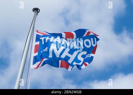 Putney Londres, Royaume-Uni. 12 mai 2020. Blocage du coronavirus. Un drapeau portant le message « Merci NHS » comme un signe de soutien pour le NHS (National Health Service) fondé en 1948 et tous les travailleurs essentiels pendant le confinement de la pandémie du coronavirus. Crédit : amer ghazzal/Alay Live News Banque D'Images