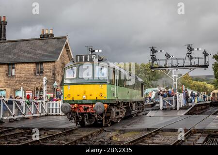 BR classe 25 No. D7628, Grosmont sur le chemin de fer des Moors du Yorkshire du Nord lors de leur Gala à vapeur d'automne Banque D'Images