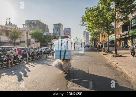 Trafic de pointe très chargé au Vietnam. Ho Chi Minh, Vietnam - 19 mars 2020 Banque D'Images