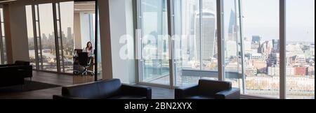 Femme d'affaires dans une salle de conférence moderne située dans une tour urbaine Banque D'Images