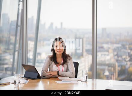 Femme d'affaires confiante en portrait travaillant dans une salle de conférence urbaine Banque D'Images