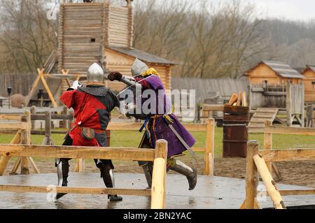 Reenactors vêtus d'armure de vieux Rus footmen reconstruisant la lutte des épées Banque D'Images