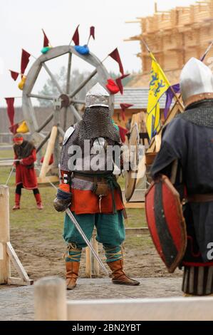 Reenacteurs vêtus d'armure d'anciens hommes de Rus reconstruisant le combat d'épée Banque D'Images