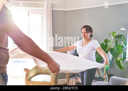 Draps pliants pour couple dans le salon Banque D'Images