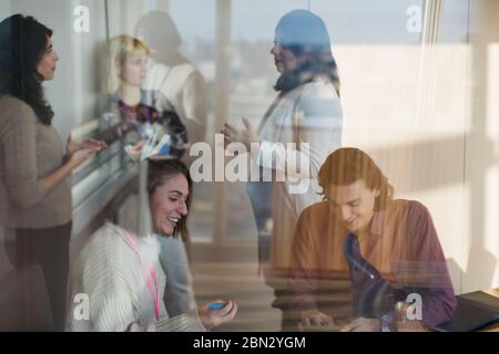 Les gens d'affaires parlent et se réunissent au bureau Banque D'Images