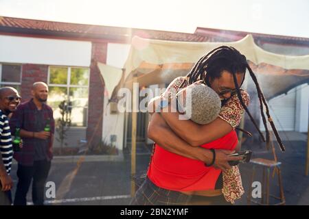 Des amis heureux se happy se hante dans le parking ensoleillé Banque D'Images