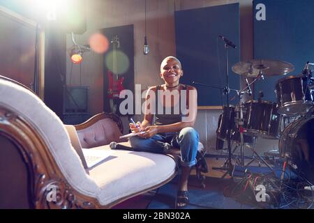 Portrait confiance jeune femme musicienne chanson écrit en studio Banque D'Images