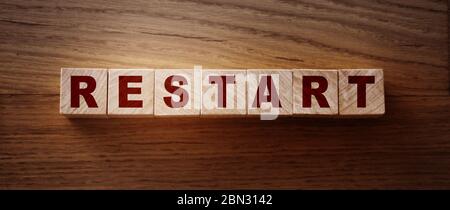 Blocs en bois avec le texte: Redémarrer. Nouveau concept de démarrage de relance d'entreprise Banque D'Images
