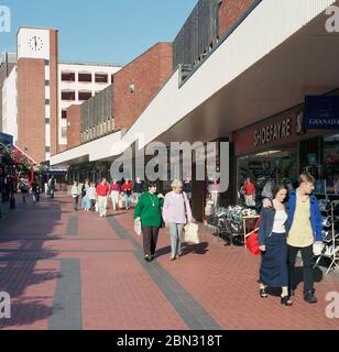 1997, acheteurs dans le centre-ville de Cannock, West Midland, Angleterre, Royaume-Uni Banque D'Images