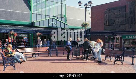 1997, acheteurs dans le centre-ville de Cannock, West Midland, Angleterre, Royaume-Uni Banque D'Images