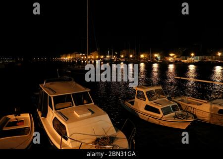 Bateaux de pêche dans le port la nuit Banque D'Images