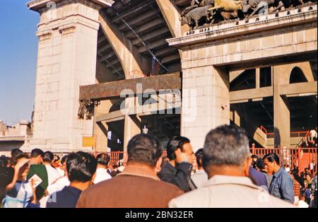 1962 photo historique - les spectateurs entrent dans un combat de taureaux au Bullring Plaza de Toros à Mexico, Mexique Banque D'Images