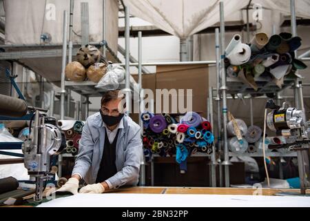 Loft 25 à Birmingham est une marque de design spécialisée dans le mobilier de maison et de jardin. Un fabricant de sacs de haricots et d'ameublement souple aide à produire et à envoyer des EPI au personnel du NHS et de la santé. La société Loft 25 de Birmingham, ainsi que la Mosquée Green Lane et des centaines de bénévoles, ont déjà produit plus de 10,000 vêtements de protection pour le personnel de première ligne. Banque D'Images